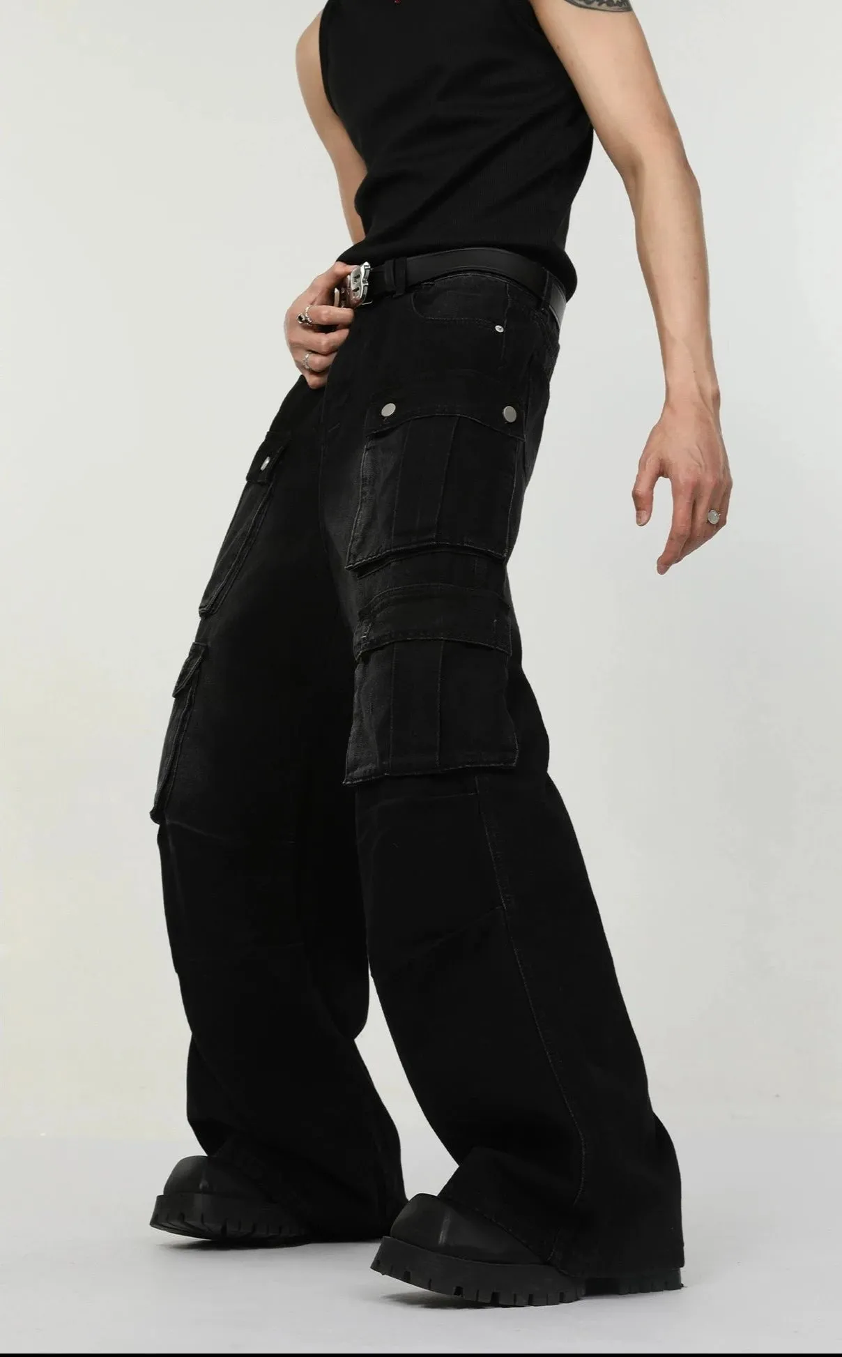 Cargo Pocketed Wide-Leg Sandblast Denim Jeans